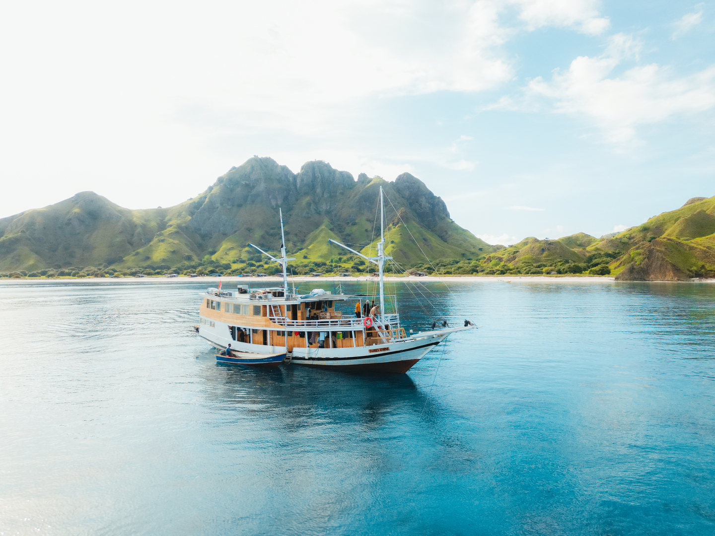Private Trip by Flores Utama Indah Superior Phinisi - Komodo Boat Charter