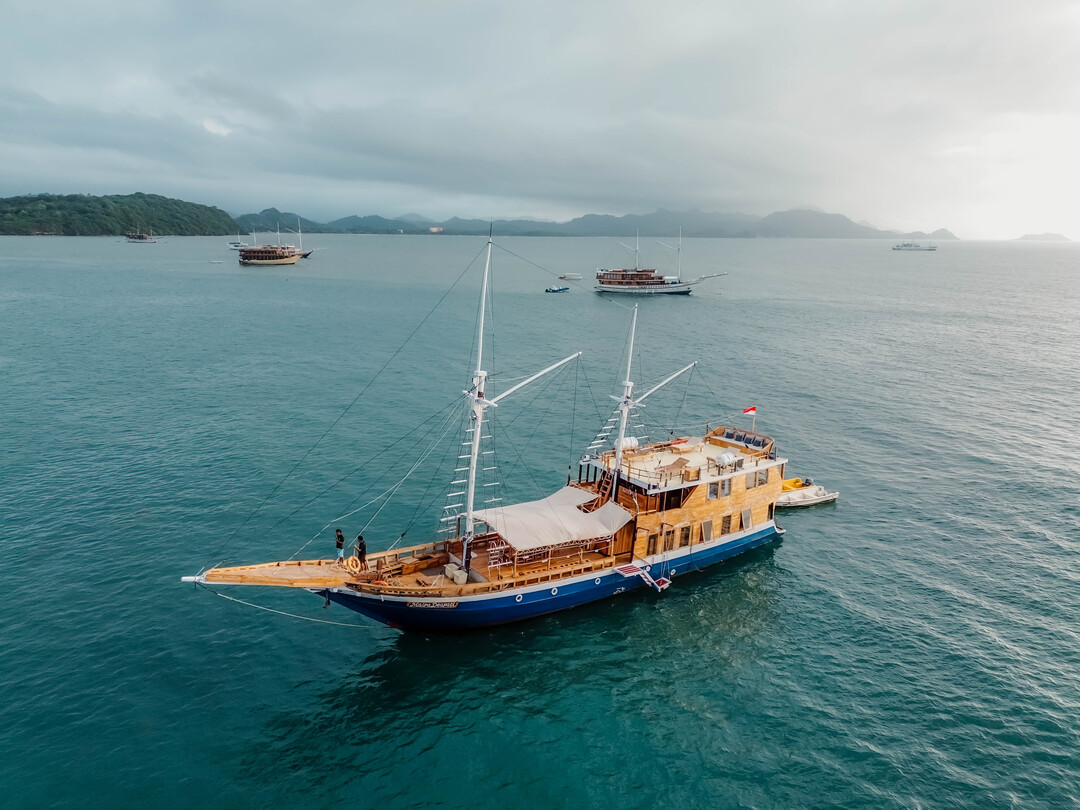 Maipa Deapati Deluxe Phinisi Charter - Komodo Boat Charter
