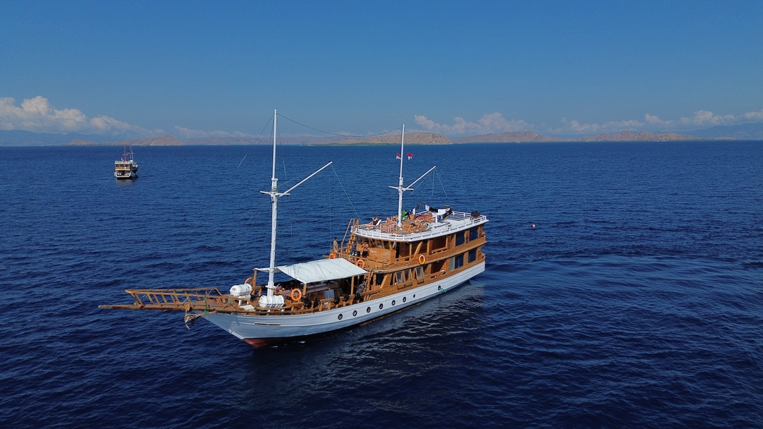 Private Trip by Medina Mecca Deluxe Phinisi - Komodo Boat Charter