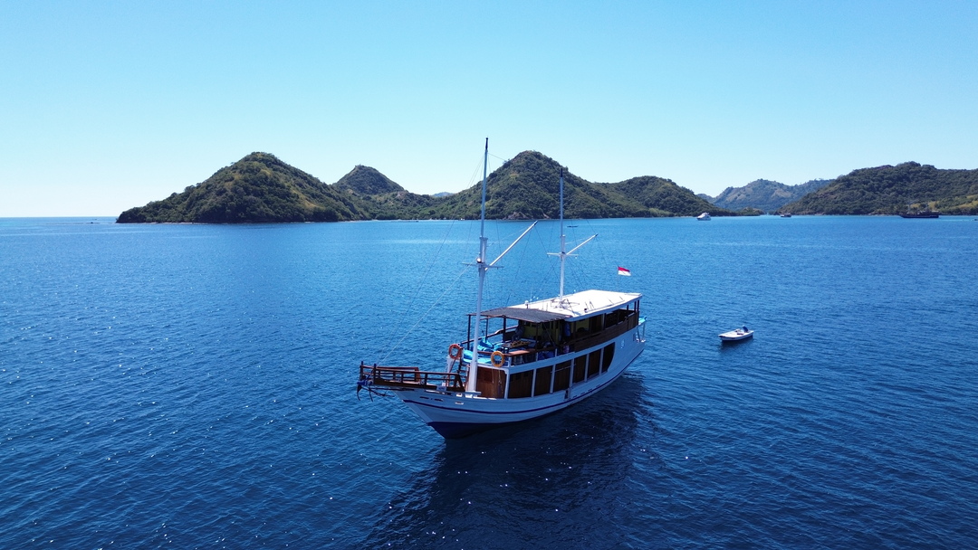 Private trip by by Nemmo Deluxe Phinisi - Komodo Boat Charter