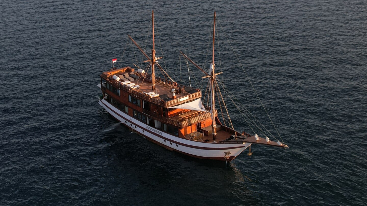 Open Trip 3D2N by Neptune Deluxe Phinisi - Komodo Sharing Tours