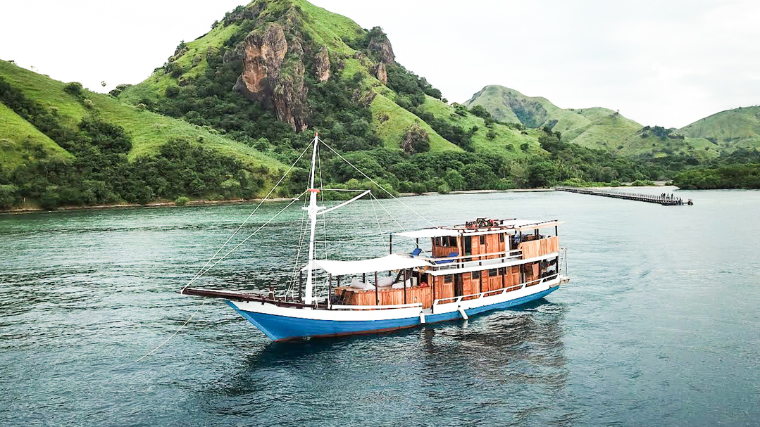  Private Trip by Pesona Bajo Superior Phinisi - Komodo Boat Charter