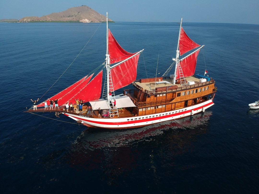 Open Trip 3D2N by Sea Familia 2 Deluxe Phinisi - Komodo Sharing Tours
