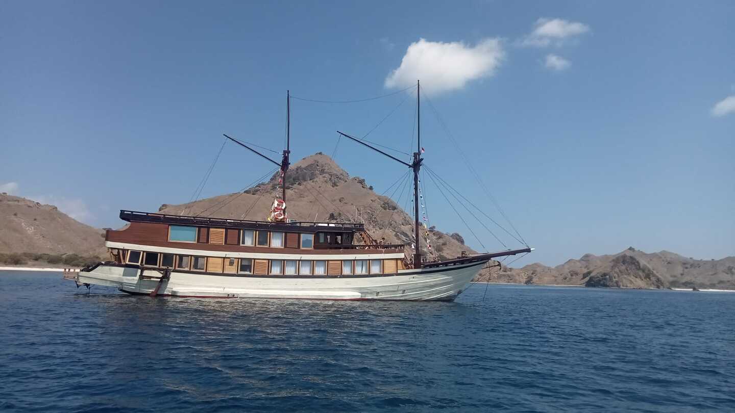 Open Trip 3D2N by Solana Deluxe Phinisi - Komodo Sharing Tours
