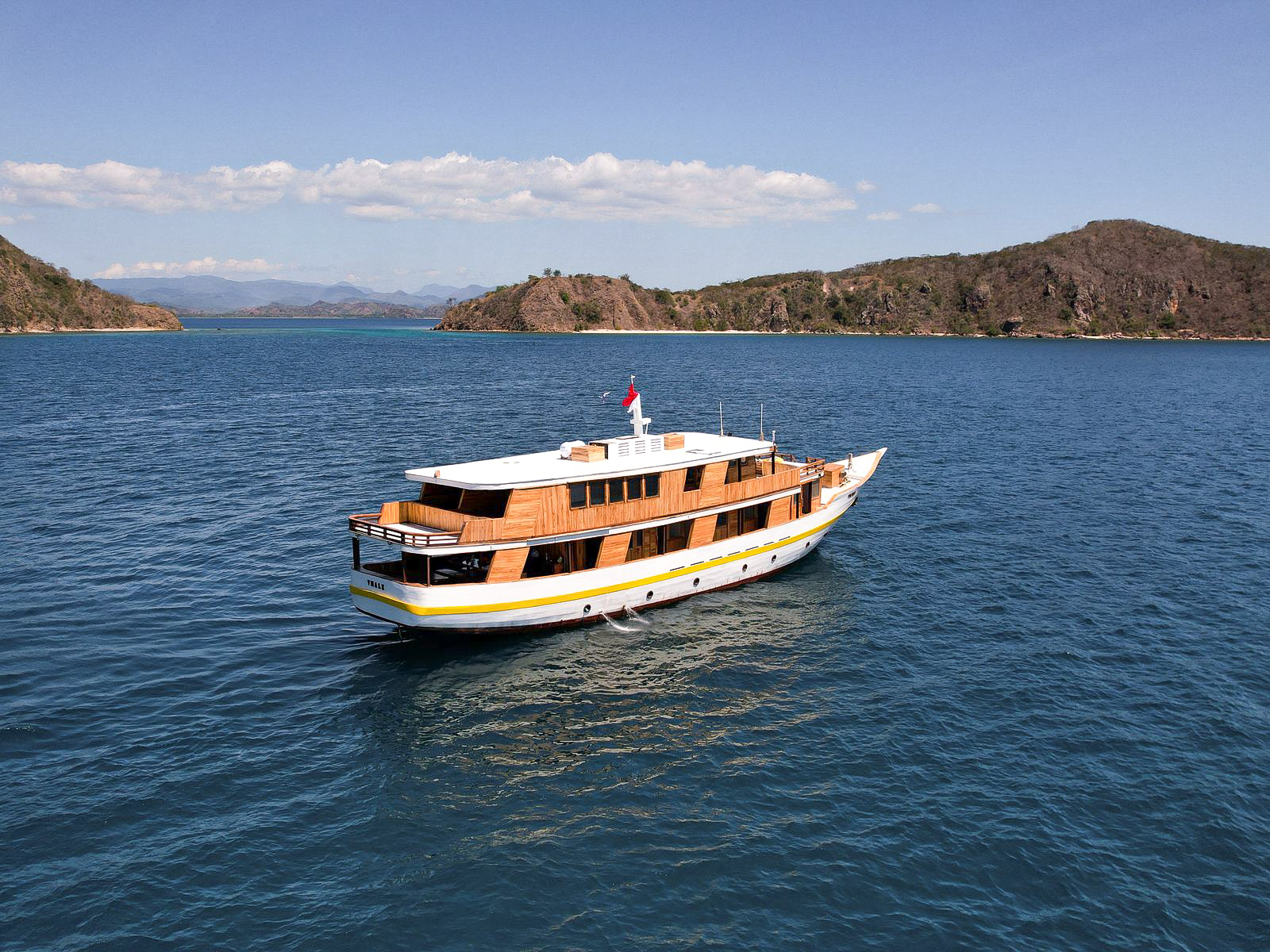 Open Trip Weekdays by Vhale Deluxe Phinisi - Komodo Sharing Tours
