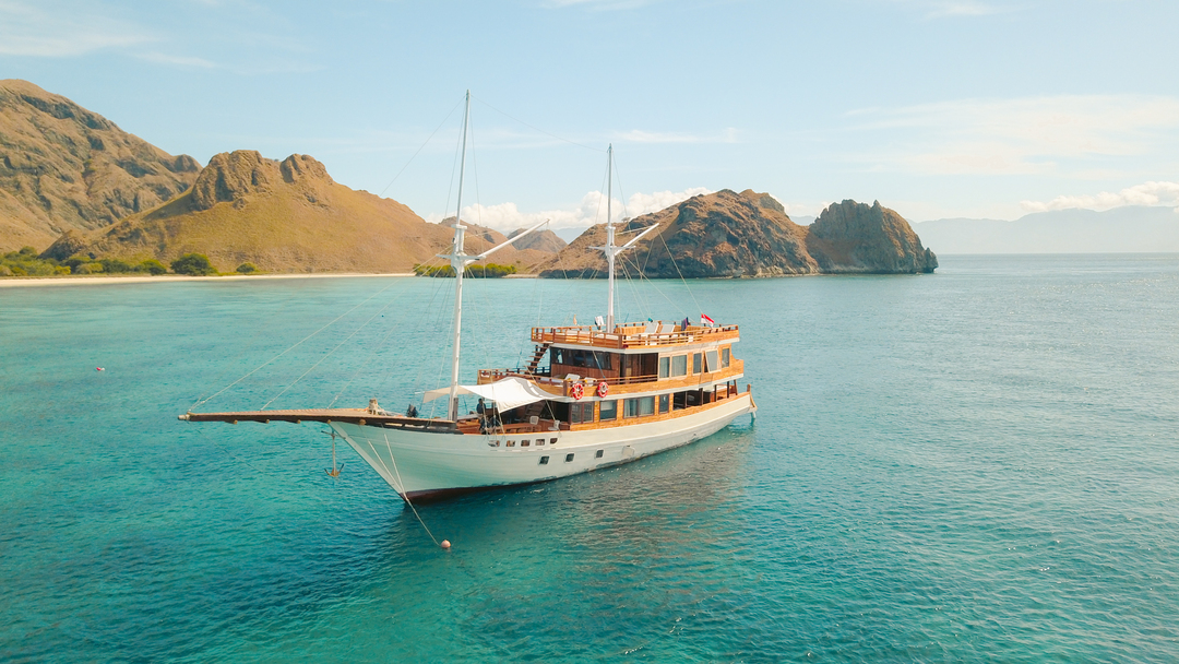 Private Trip by Yumana Deluxe Phinisi - Komodo Boat Charter