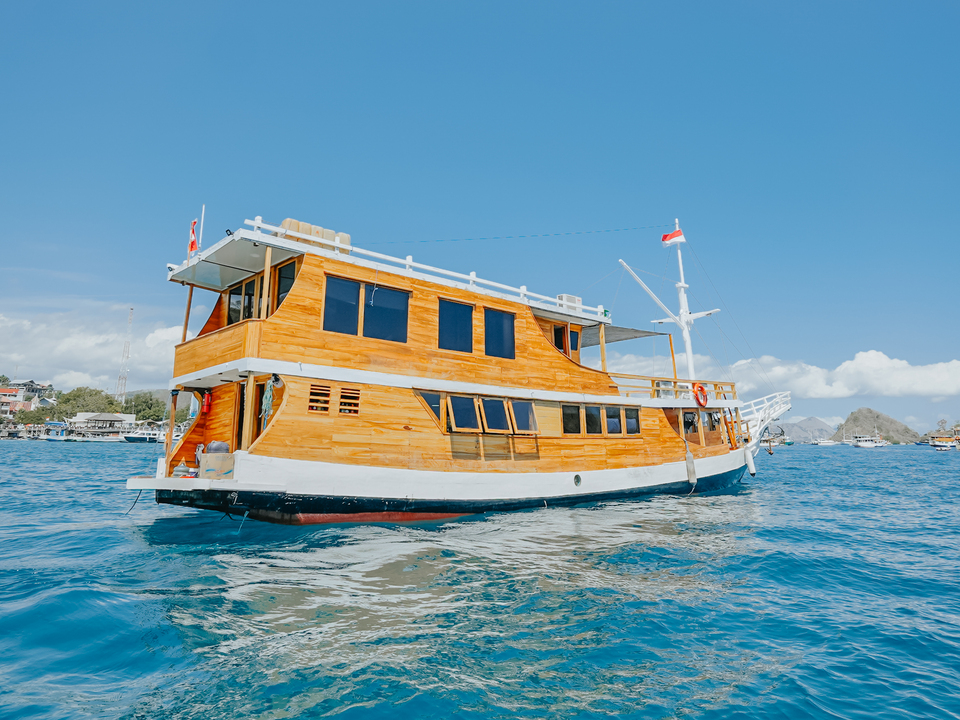 Private Trip by Segara Deluxe Phinisi - Komodo Boat Charter