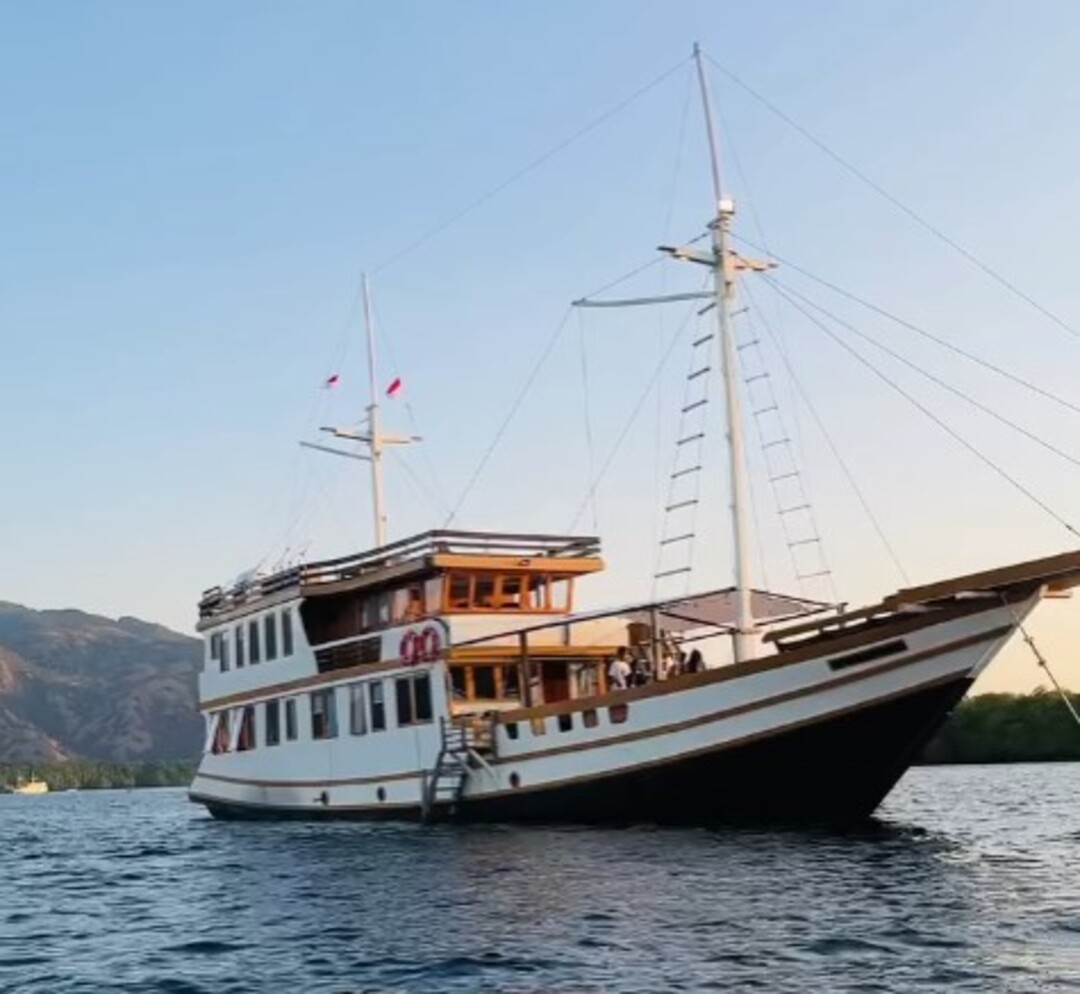 Open Trip 2D1N by Woodwave Deluxe Phinisi - Komodo Sharing Tours