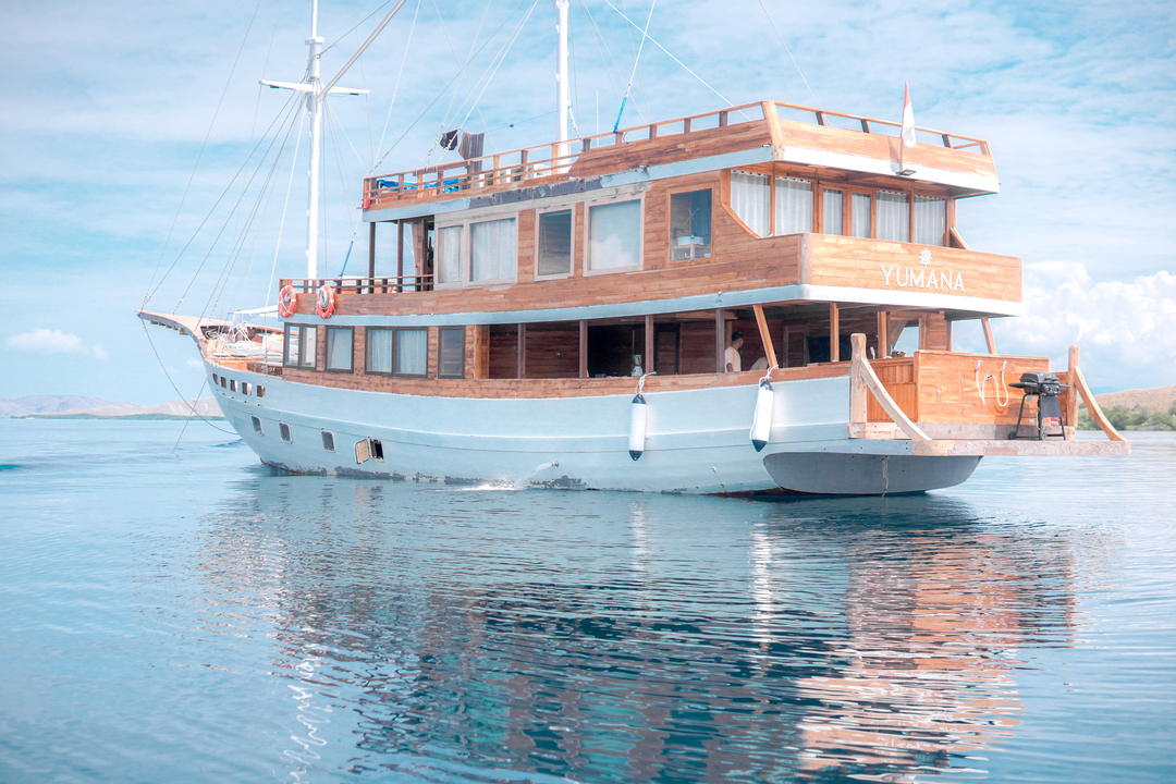 Private Trip by Yumana Deluxe Phinisi - Komodo Boat Charter